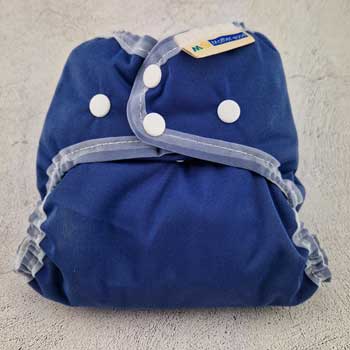 Waist poppers crossed over for a newborn
